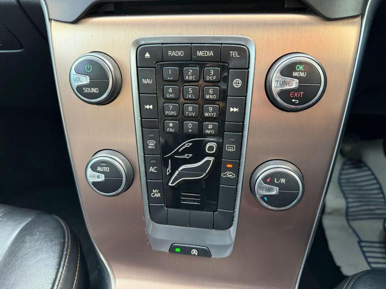 2015 Volvo V40 Cross Country 2.0 D4 Lux Nav Euro 6 (s/s) 5dr HATCHBACK Diesel Manual