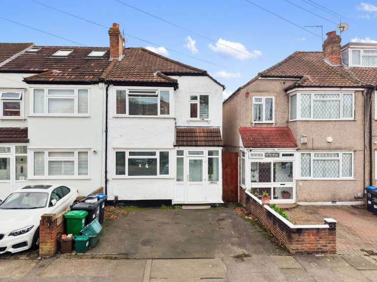 4 bed Terraced House with conservatory, parking and a big conversion, extension potential