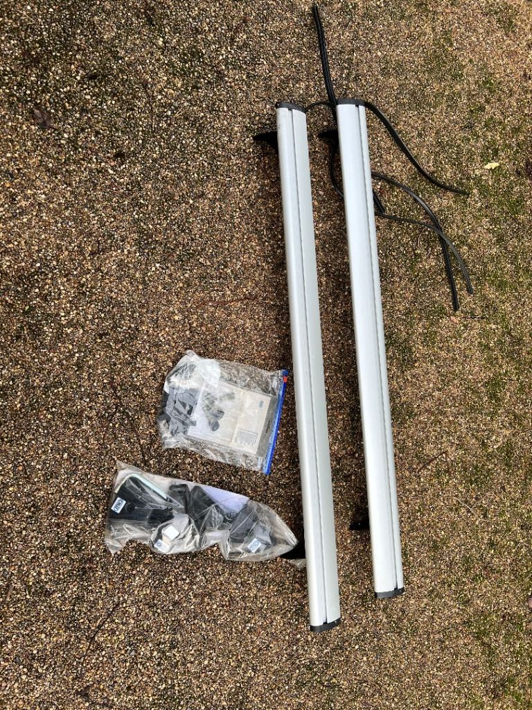 Cruz Airo X roof bar with free attachment