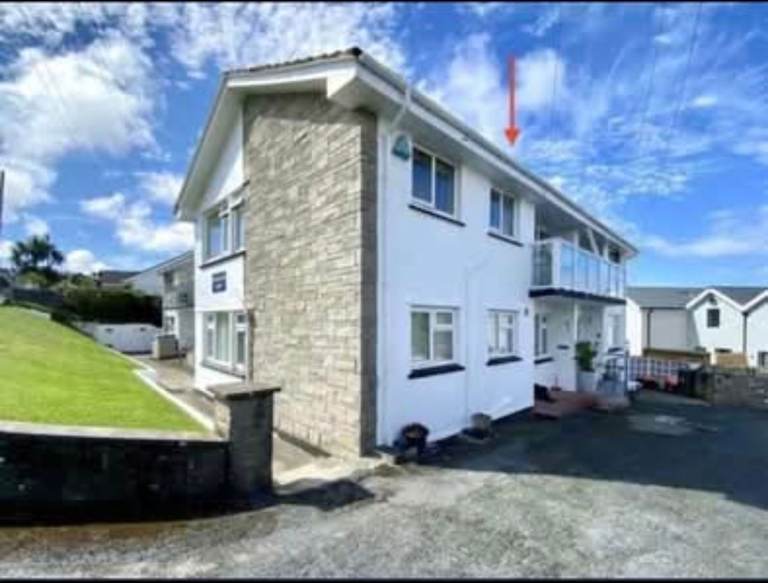 2 bed flat available - long term