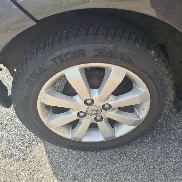 Toyota Yaris mk2 2009 wheel and tyre 