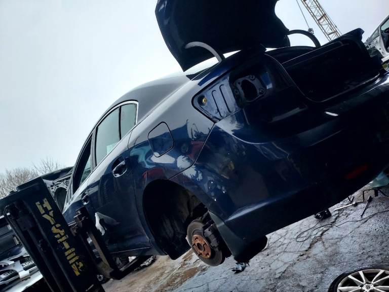 Blue toyota avensis for breaking 2009