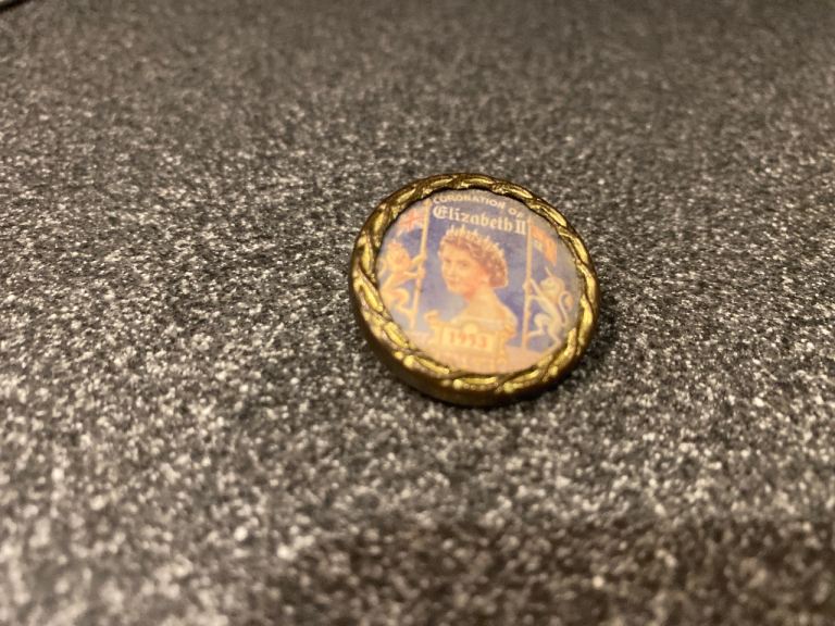 Queen Elizabeth II Commemorative Pin Badge – Gold Tone