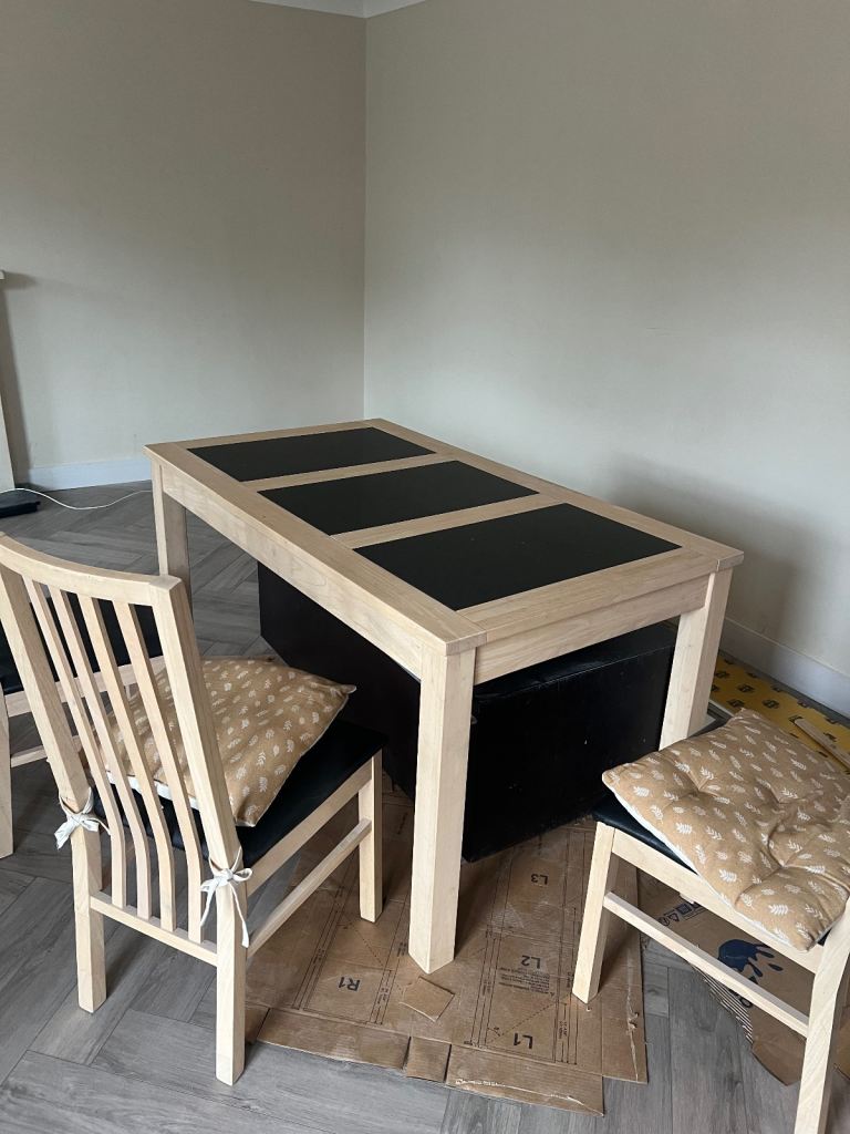 Wooden dining table with 6x chairs