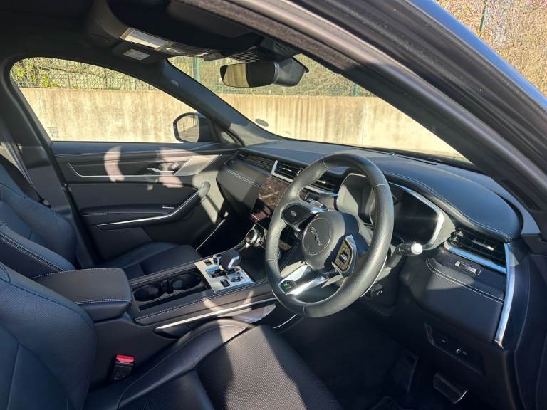 2023 Jaguar F-PACE 2.0L Diesel Santorini Black R Dynamic Black Edition