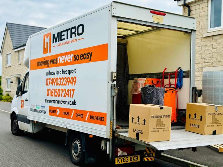 Metro Man and van Dukinfield Greater Manchester