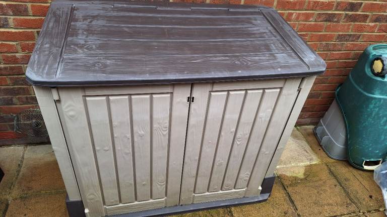 KETER WOODLAND 30 STORAGE SHED, BEIGE/BROWN, 880L CAPACITY IN USED CONDITION