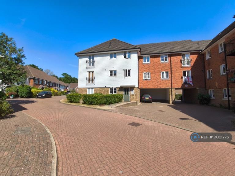 2 bedroom flat in Albion Way, Edenbridge, TN8 (2 bed) (#3001776)