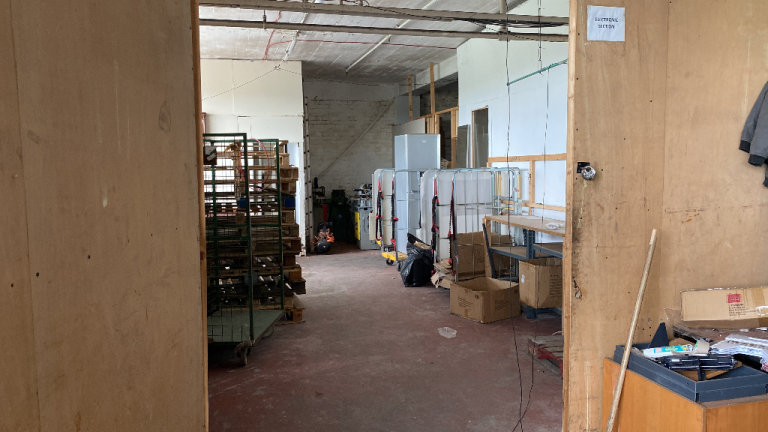 Warehouse to let / Unit to let / workshop / storage unit space  Amazon ebay 600 sq ft - 2000 sq ft