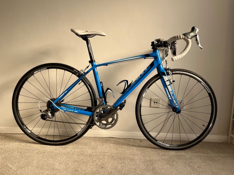 Giant Defy Compact Roadbike size S ** AS NEW ** with parts and accessories