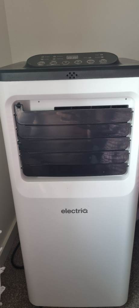Electriq 7000btu portable air conditioner with its original hose, additional 2m hose and window vent