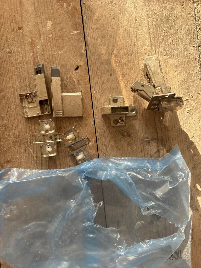 Kitchen Cabinet Hinges with Soft Close Mechanism – Good Condition