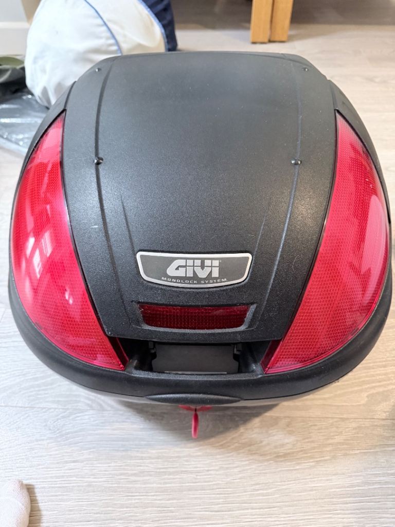 Givi monolock 39 litre top box. 