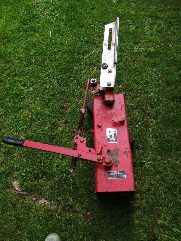 Farey clay pigeon trap