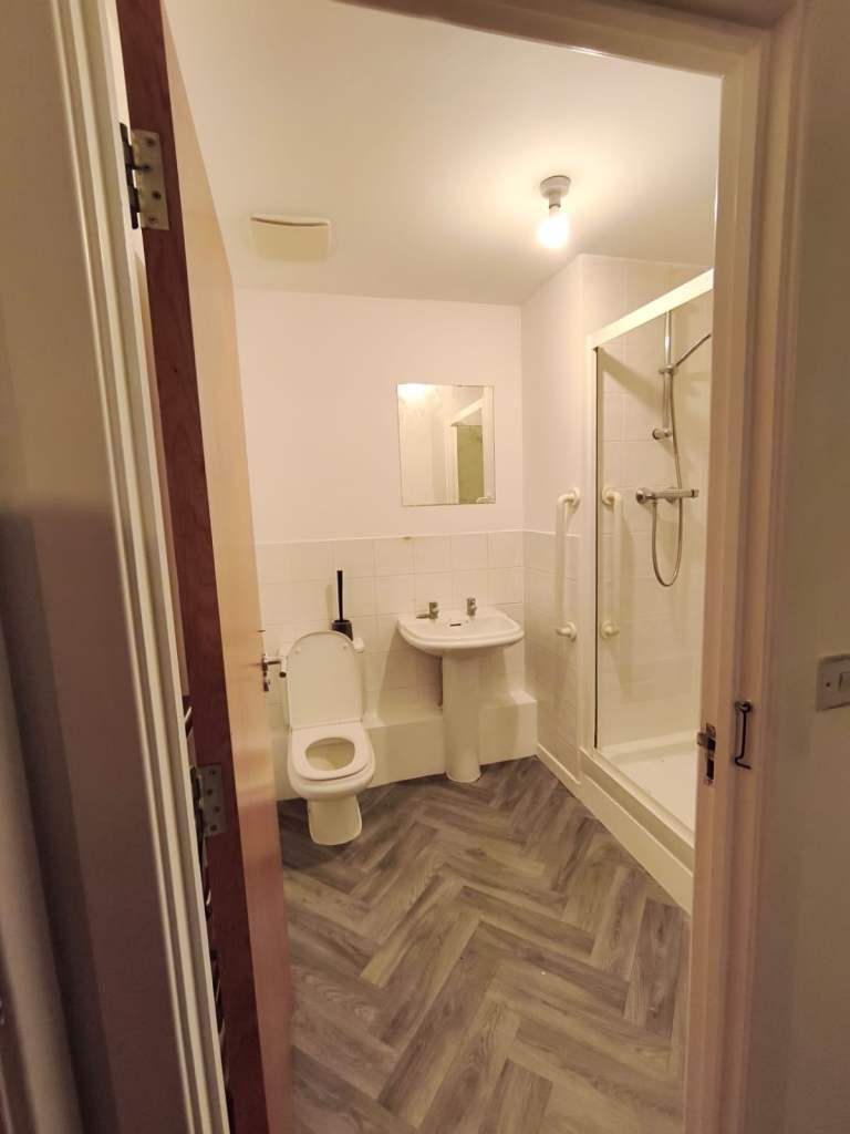 2 Bed Flat, Regal House, IG2