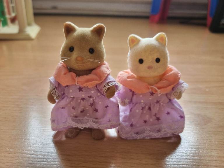 2 sylvanian families with clothes 