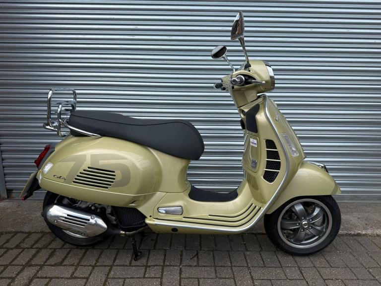 Piaggio Vespa GTS 125 75th Anniversary
