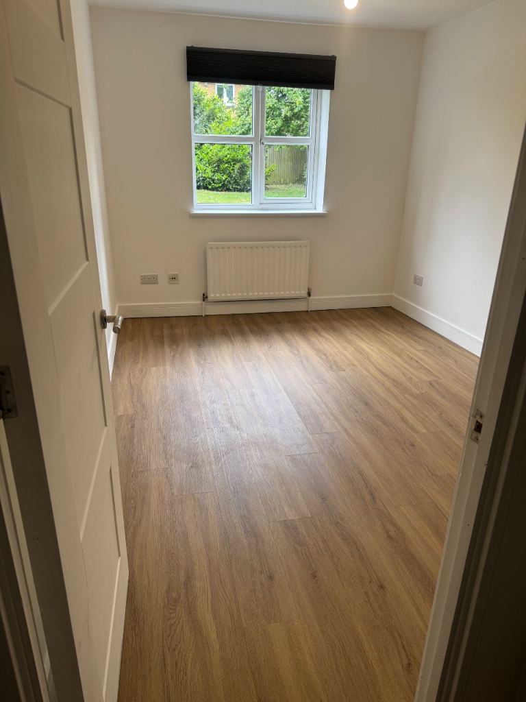 I have double room available in DA8 2HE  for £750   Not far from Erith centre   No deposit  No bills