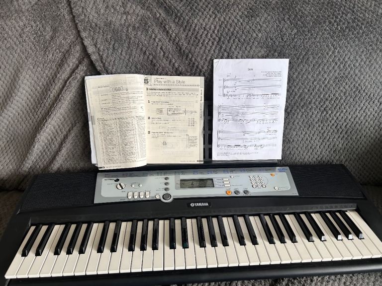 Yamaha PORTATONE YPT-200 Electronic Keyboard – Great Working Order
