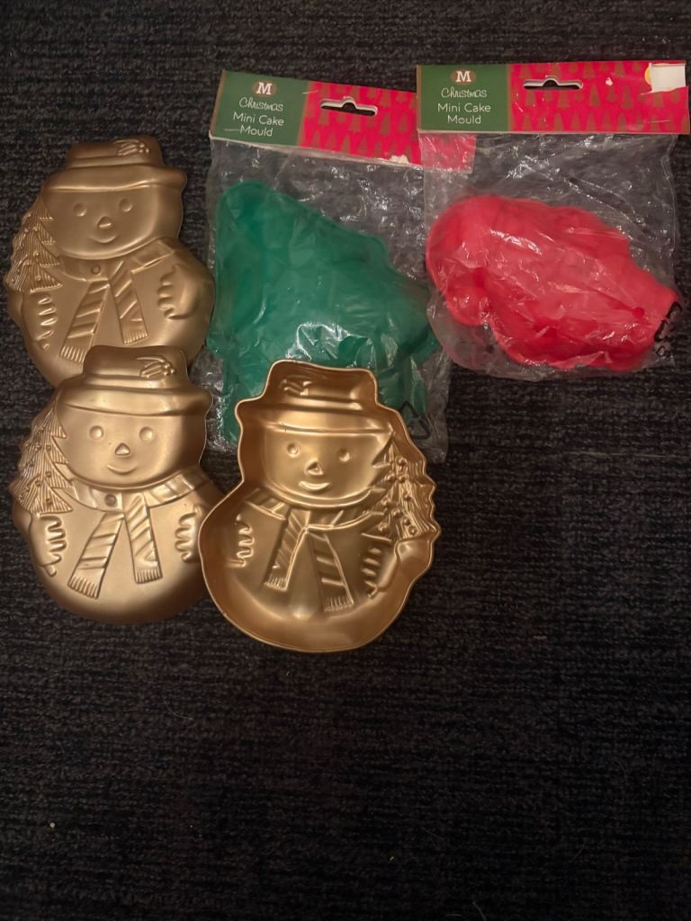 Christmas moulds and snowmen plates 