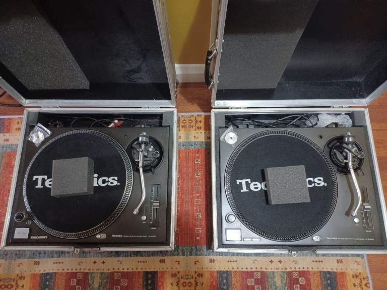 Technics 1210 MK2 M3D Turntables