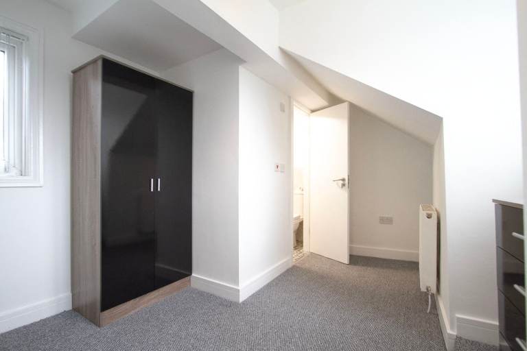 ***AVAILABLE NOW ALL BILLS INCLUDED! house share situated on YEWS MOUNT, HUDDERSFIELD.***