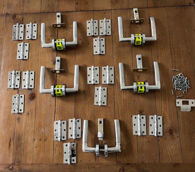 Jigtech Polished Chrome Door Handles and Hinges