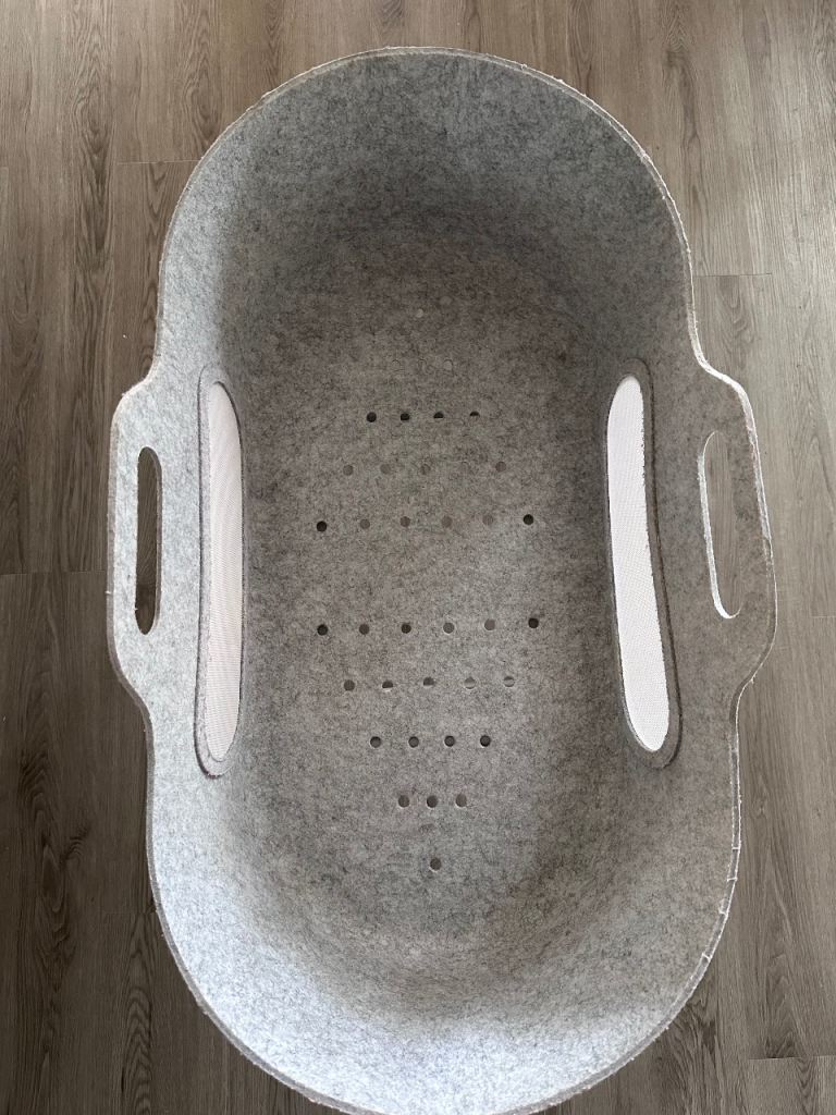 SnuzBaskit/Moses basket and stand.