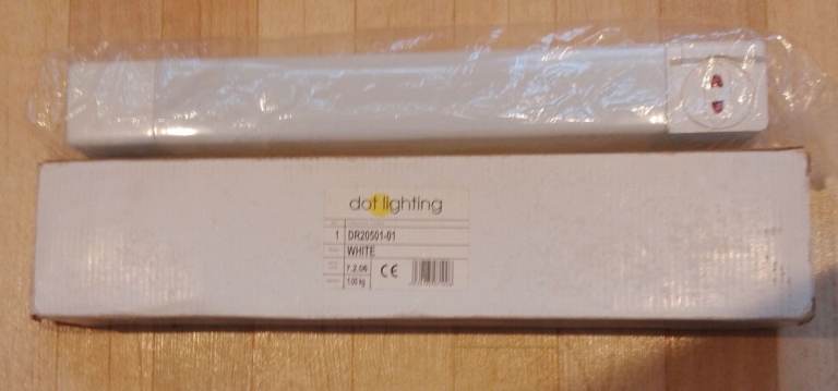 image for DOT DUAL VOLTAGE WHITE SHAVER LIGHT. READ DESCRIPTION.