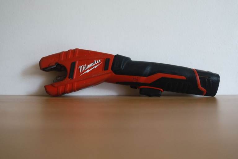 Milwaukee Cordless Pipe Cutter+Battery 12v