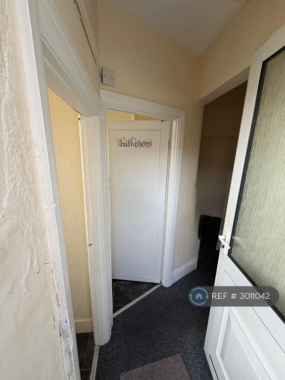 3 bedroom flat in Wood Lane, Dagenham, RM8 (3 bed) (#3011042)