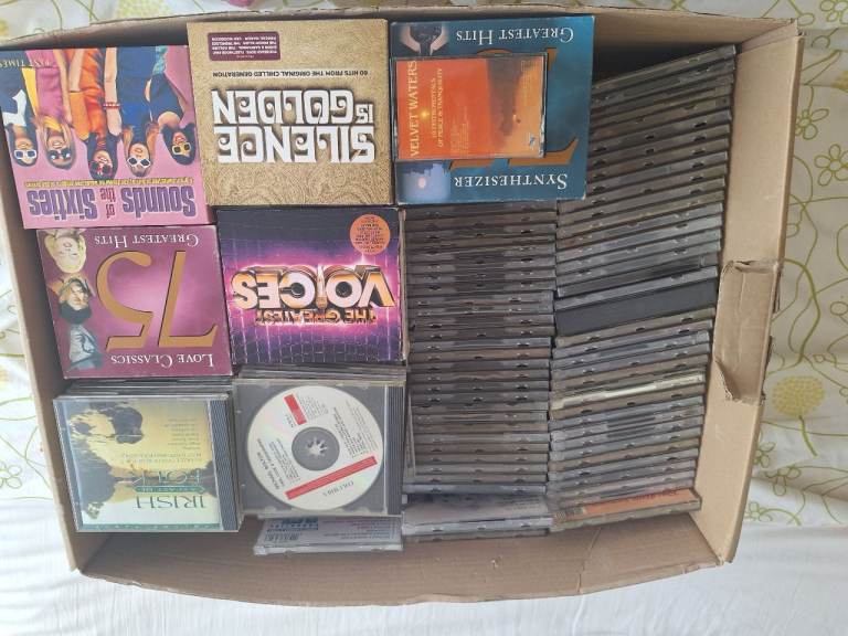 Large collection of CDs + 30 vinyl records 