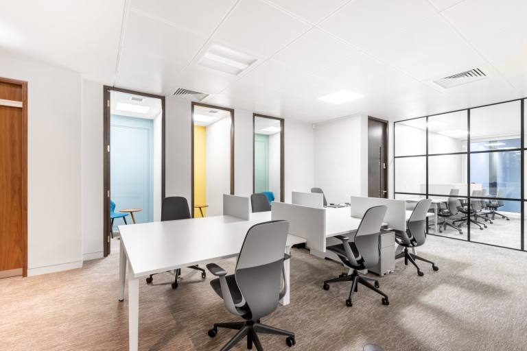 London - SW1Y 4JU \ Shared Office Space with Flexible Terms