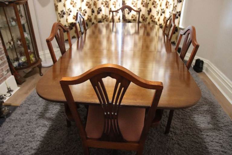 Classic Victorian Extending Wooden Dining Table with Six Chairs – Good Condition