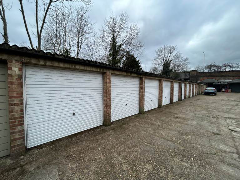 Dry, secure garage unit for rent in Sheen, SW London SW14 7HN