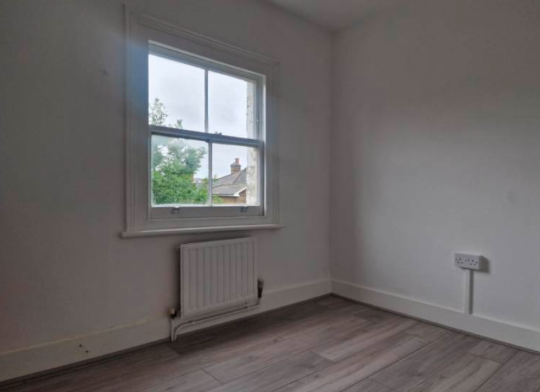 Modern 2-Bedroom Flat | Renovated | Fitted Kitchen | Parking | East Dulwich Grove, London - SE22