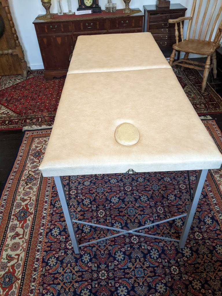 Therapist/massage table 
