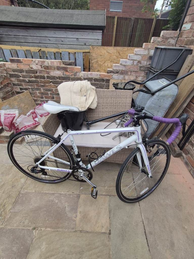 White Road Bike with Purple Handlebars – Good Condition