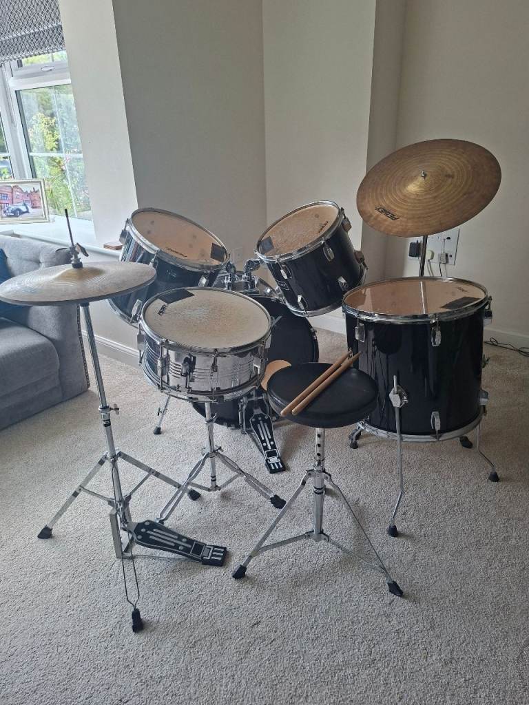 Peavey Drum Kit with Cymbals, Stool, Silencing Pads and 3 beginner books