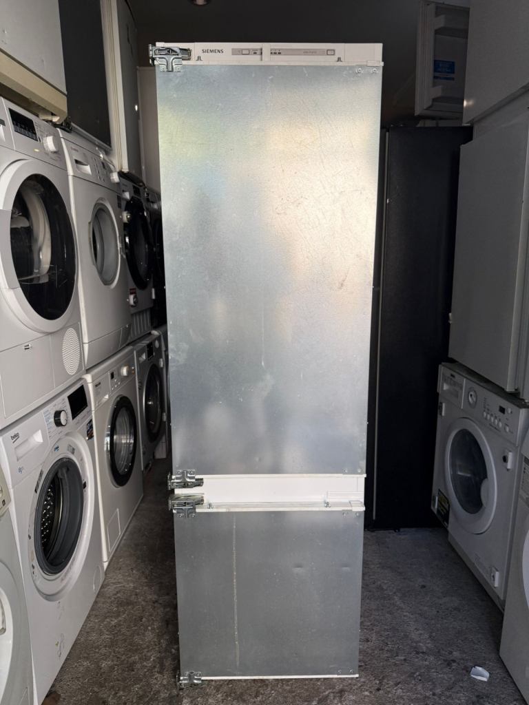 Siemens 70/30 Silver Colour Integrated Fridge Freezer With Free Delivery 🚚 