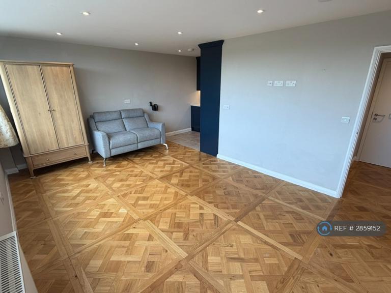 Studio flat in Kersfield House, London, SW15 (#2859152)