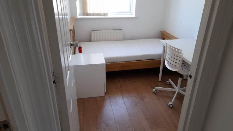 Single room to let. B66