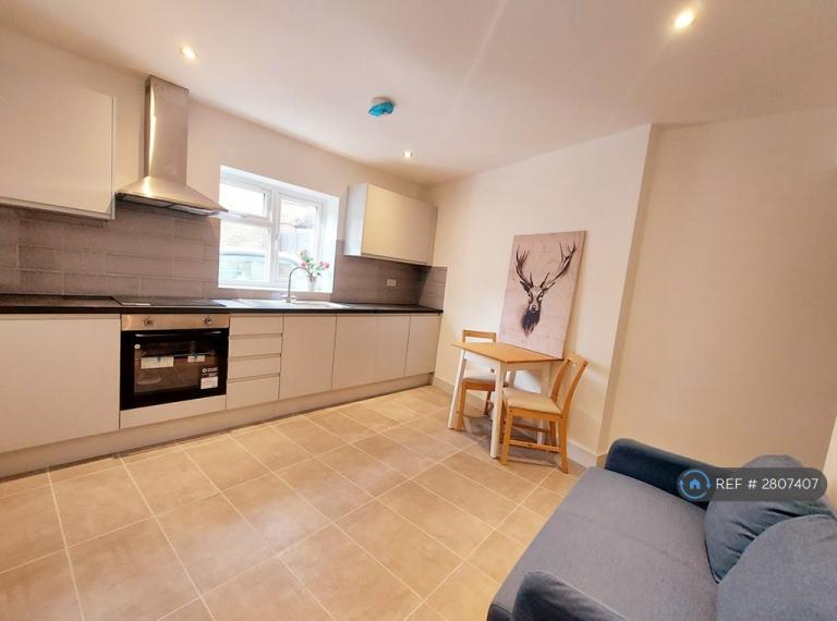 1 bedroom flat in Evelyn Street, London, SE8 (1 bed) (#2807407)