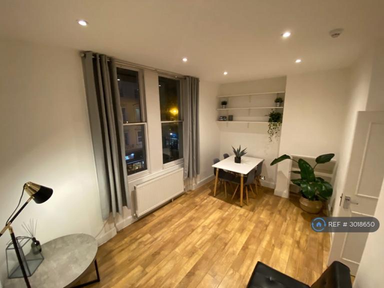 1 bedroom flat in Camberwell Church Street, London, SE5 (1 bed) (#3018650)