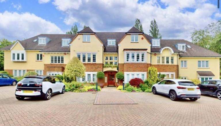 Fully Furnished Property with 2 Modern Bathrooms, Parking & Large Kitchen - COMPANY LET ALLOWED