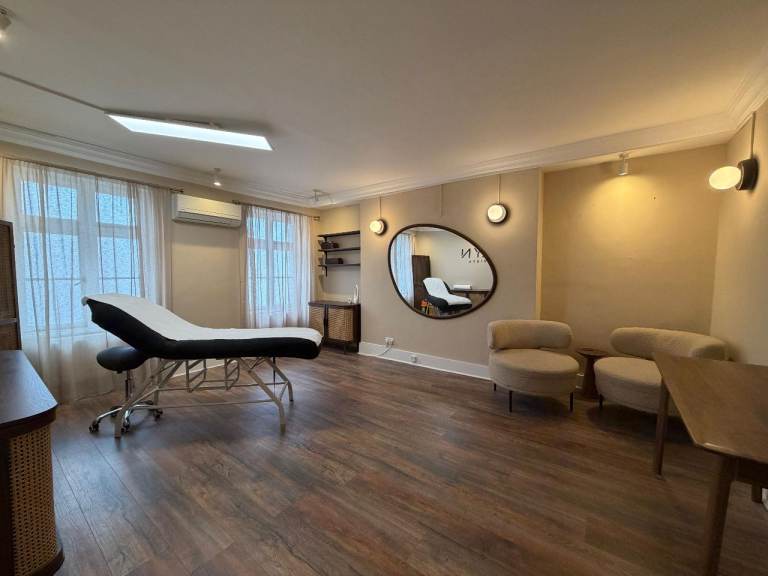 Treatment and waiting room for rent-prime central London location