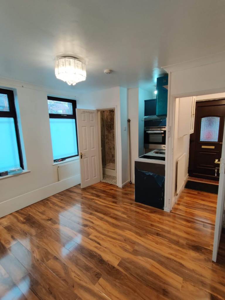 Studio flat to let 