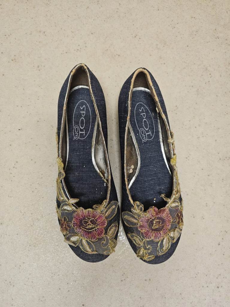 For Sale - Pretty Flower Size 5 Ladies Shoes