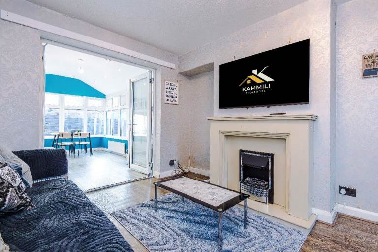 3 Bed Serviced House | Sleeps 7 | Near Etihad & City Centre | Manchester | All Bills Included