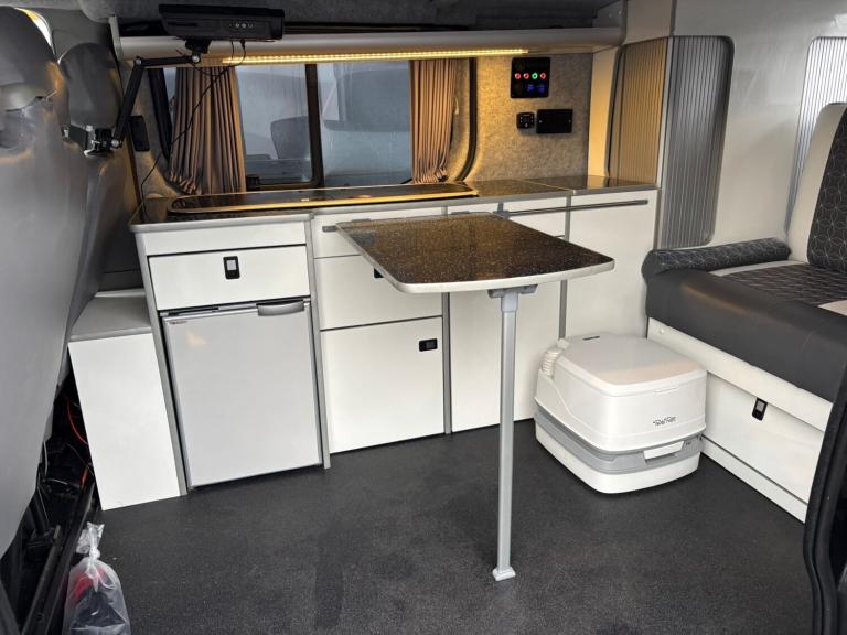 Vauxhall vivaro 2 berth camper 5 seats and 5 belts in good condition 